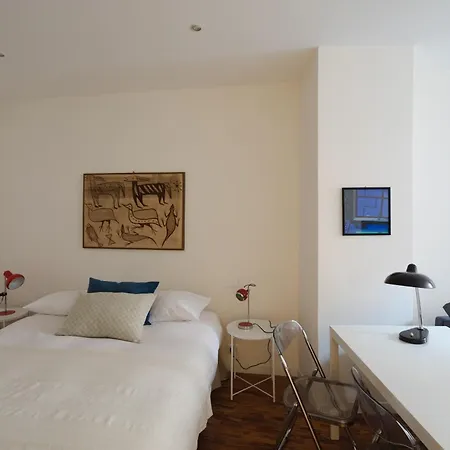 Apartment Modern Pied A Terre Near Piazza Navona Rom