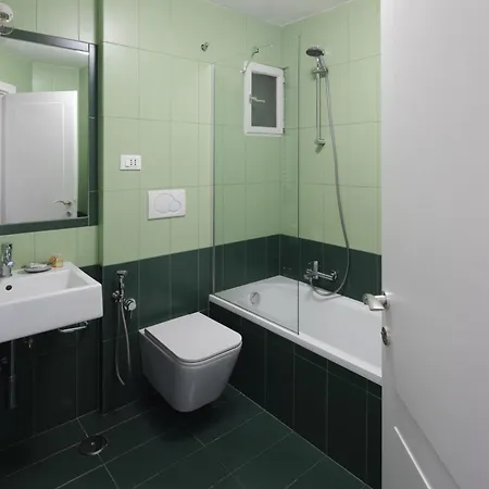 Modern Pied A Terre Near Piazza Navona Apartment *